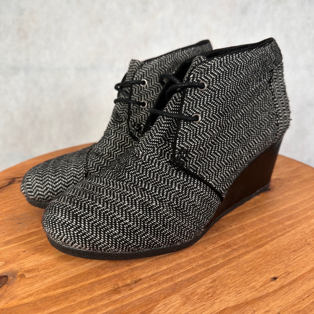 TOMS Desert Wedge Women 9.5 Black White Good Herringbone Lace Up Bootie 704